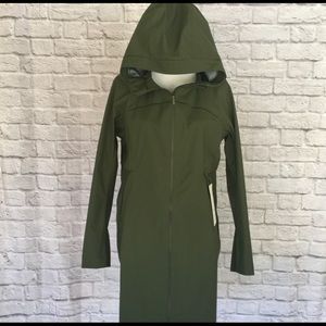 NWT LuLuLemon Cloud Crush Rain Jacket in Pesto